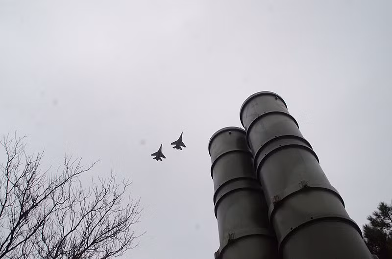 Theo nhà sản xuất, S-400 có khả năng phát hiện mục tiêu cách tới 600km, có thể đánh chặn đồng thời 80 mục tiêu với số tên lửa cùng lúc triển khai 160 quả trong khi thời gian triển khai tác chiến chỉ mất 3 phút, trần bắn mục tiêu từ 5m tới 185km. Nguồn ảnh: Wikipedia