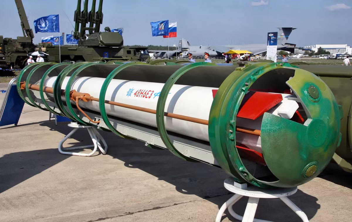 Như vậy, hóa ra bấy lâu nay các tên lửa S-400 tại Nga và Syria mới chỉ đạt tầm bắn 250km với loại đạn 48N6DM/48N6E3. Phải nói rằng, cự ly 250km hiện tại không phải là gần mà là cực xa, vượt xa Patriot PAC-2/3 hay SAM P/T của Mỹ, NATO. Tuy nhiên, việc này cũng đặt ra nhiều thách thức trong công tác phòng không của Quân đội Nga tại Syria, họ sẽ chỉ bảo vệ phần nào bầu trời rộng lớn của quốc gia đang chìm trong chiến sự này, trước sự dòm ngó của vô số các lực lượng bên ngoài ủng hộ khủng bố. Nguồn ảnh: Wikipedia