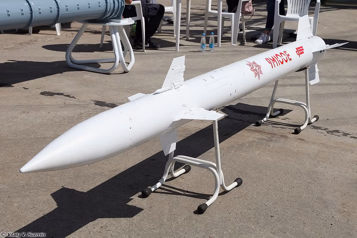 Ngoài 48N6E3, tổ hợp tên lửa S-400 Triumf còn được trang bị một số loại đạn tên lửa khác để tác chiến nhiều loại mục tiêu gồm: 48N6E2 (tầm phóng 200km); 9M96/9M96E2 tầm bắn 120km - chuyên dùng để đánh chặn các mục tiêu tốc độ cao, cơ động nhanh như máy bay, UAV hay tên lửa hành trình, thậm chí là cả tên lửa đạn đạo ở pha cuối; 9M96E có tầm bắn 40km có thể đánh chặn các mục tiêu cỡ nhỏ, bay cực thấp. Nguồn ảnh: Vitaly-Kuzmin