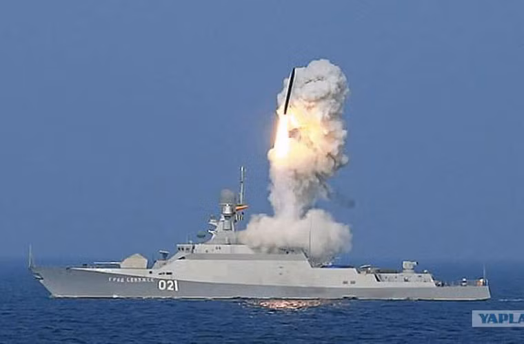 “Tác giả” cuộc tấn công 11 mục tiêu phiến quân IS tại Syria sau đó nhanh chóng được xác định là đạn tên lửa hành trình 3M-14T thuộc tổ hợp tên lửa hành trình tấn công đa năng Kalibr. Tổ hợp tên lửa này hiện được trang bị rộng rãi trên các tàu hộ vệ mới của Hải quân Nga như Project 11661K Gepard; Project 21630 Buyan-M; Project 22350 Gorshkov.