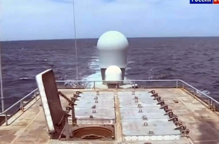 Đạn tên lửa hành trình 3M-14T được phóng từ hệ thống phóng thẳng đứng UKSK. Ảnh: Bệ phóng UKSK được trang bị ở phía sau thượng tầng tàu hộ vệ tên lửa Buyan-M.