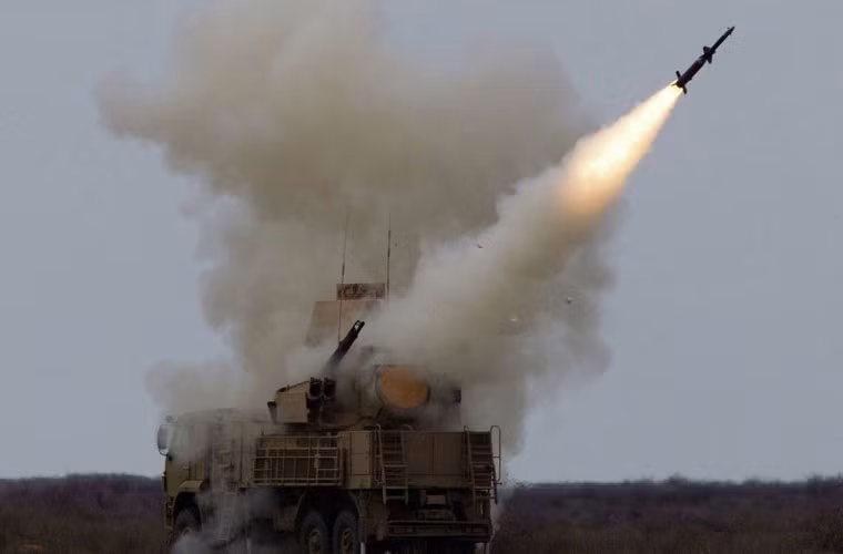 Pantsir-S1 được trang bị pháo tự động 30mm và tên lửa dẫn đường 57E6 cho phép loại bỏ các mục tiêu (máy bay, trực thăng, đạn chính xác cao, bom thông minh…) ở cự ly tối đa 12-15km, tối thiểu chỉ vài chục mét.