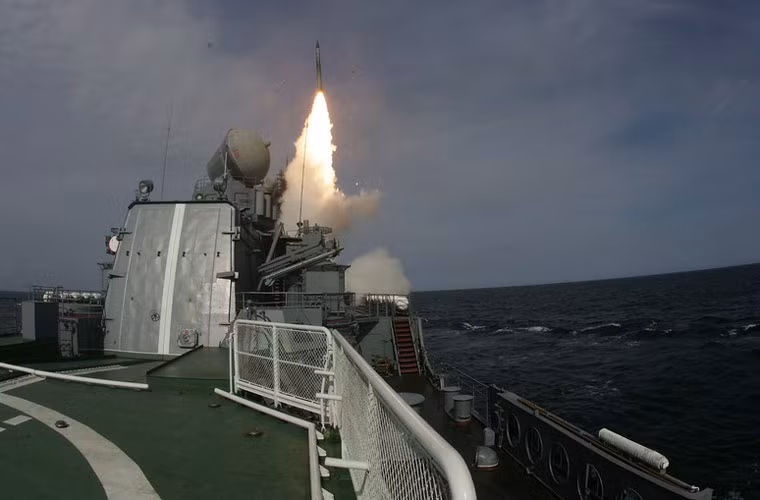 Đạn tên lửa S-300F có khả năng hạ mục tiêu ở cự ly 7-90km, độ cao 25m tới 25.000m, sử dụng đầu tự dẫn radar chủ động.