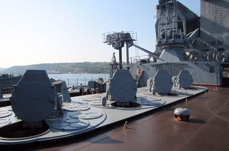 Không chỉ Pantsir-S1, tổ hợp tên lửa phòng không chiến lược S-300F triển khai trên tàu tuần dương tên lửa Slava đảm bảo an toàn cho không phận quanh căn cứ. Ảnh: Bệ phóng đứng chứa đạn tên lửa S-300F trên tàu tuần dương lớp Slava.