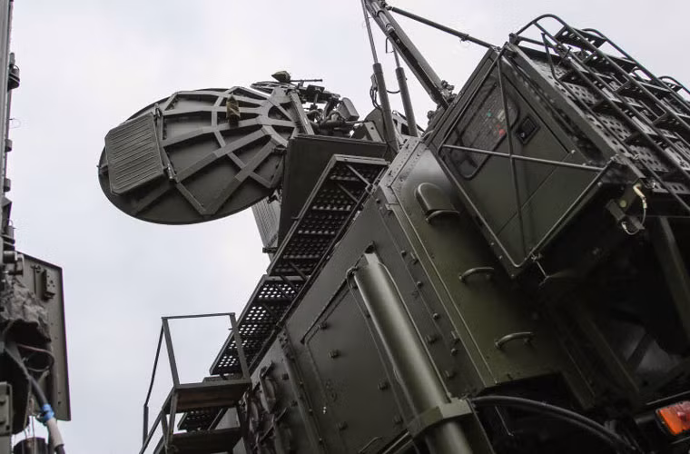 Theo tuyên bố của các nhà sản xuất, tổ hợp Krasukha-4 có khả năng che phủ hoàn toàn đối tượng được bảo vệ khỏi sự phát hiện radar ở tầm xa từ 150 đến 300 km, đồng thời có thể phá hủy các thiết bị vô tuyến và tác chiến điện tử của kẻ thù.