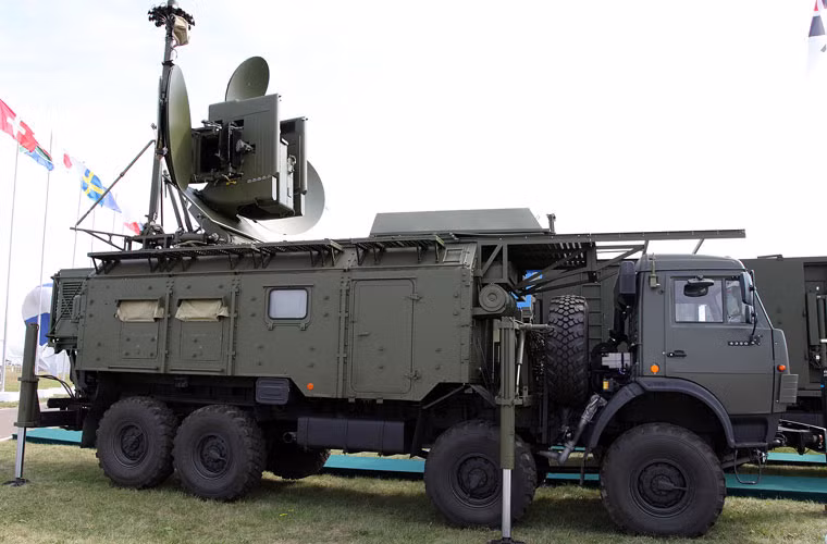 Bên cạnh vũ khí sát thương mạnh, Nga cũng lần đầu tiên triển khai các phương tiện tác chiến điện tử tối tân để ngăn chặn “từ trong trứng nước” các vụ tấn công bằng vũ khí thông minh, hoạt động do thám. Đó là tổ hợp tác chiến điện tử di động 1RL257 Krasukha-4.