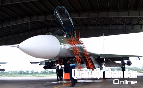 Không chỉ chuẩn bị trước ngày bay, ban bay, mà công tác chuẩn bị kỹ thuật hàng không còn được tiến hành chặt chẽ giữa mỗi chuyến bay và sau ban bay, để đảm bảo cho mỗi chuyến bay, ban bay an toàn, thắng lợi.