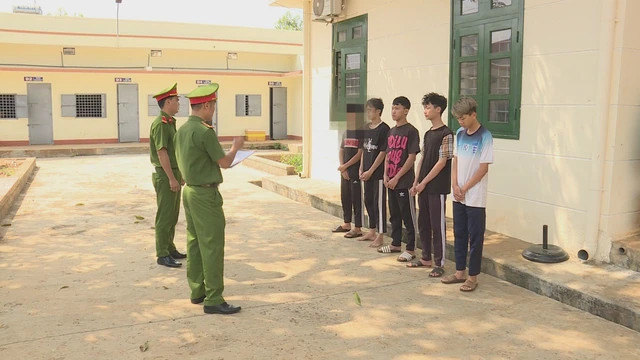 Bắt giữ nhóm thanh, thiếu niên hiếp dâm bé gái 12 tuổi Bat giu nhom thanh, thieu nien hiep dam be gai 12 tuoi