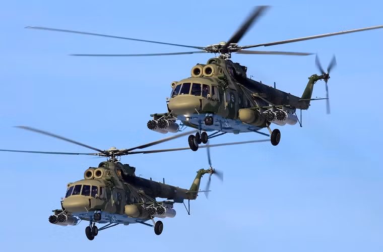 Phân tích hình ảnh vệ tinh, giới chuyên gia cũng cho rằng ít nhất hai trực thăng Mi-8/17 đã có mặt ở sân bay al-Assad.