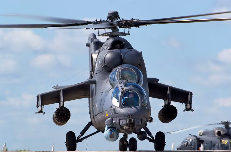 Tương tự, hai trực thăng tấn công Mi-24 được nhận diện ở al-Assad cũng có thể là của Không quân Syria, không phải của Nga.