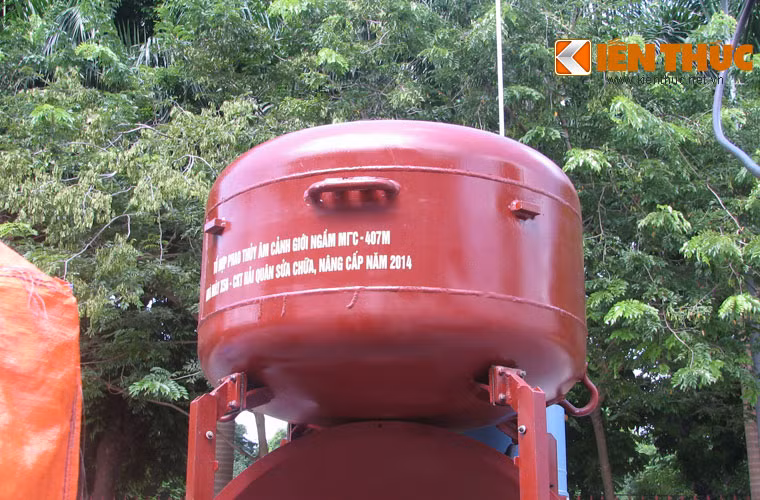 Tổ hợp phao thủy âm cảnh giới tàu ngầm MГC-407M, do Nhà máy X56 Hải quân nâng cấp được. trưng bày bên ngoài đại hội.