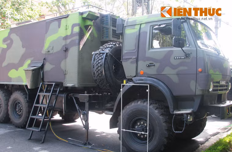 Xe điều khiển thuộc bộ radar cảnh giới tầm trung sóng mét VRS-M2D do Tập đoàn Viettel chế tạo.