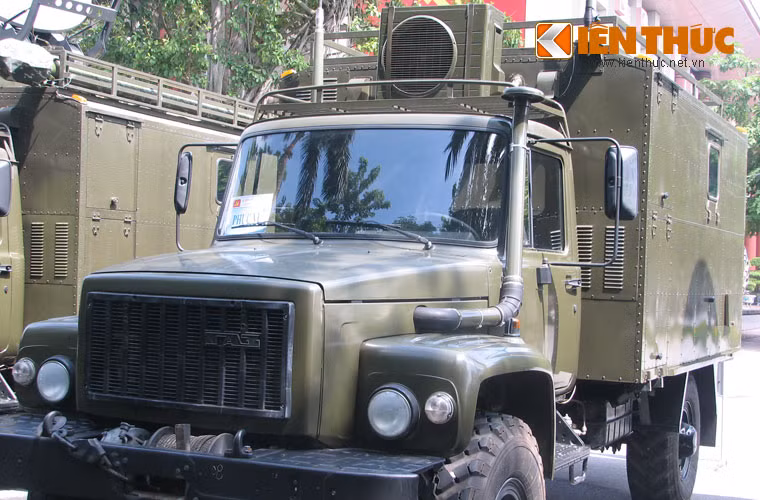 Xe thông tin đầu cuối thuộc bộ xe T4 CD cấp chiến dịch.