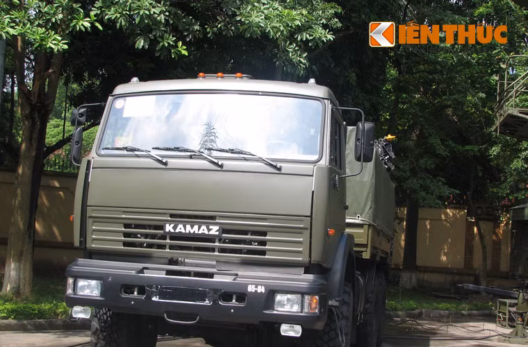 Xe chở khí tài tên lửa S-125 2TM.