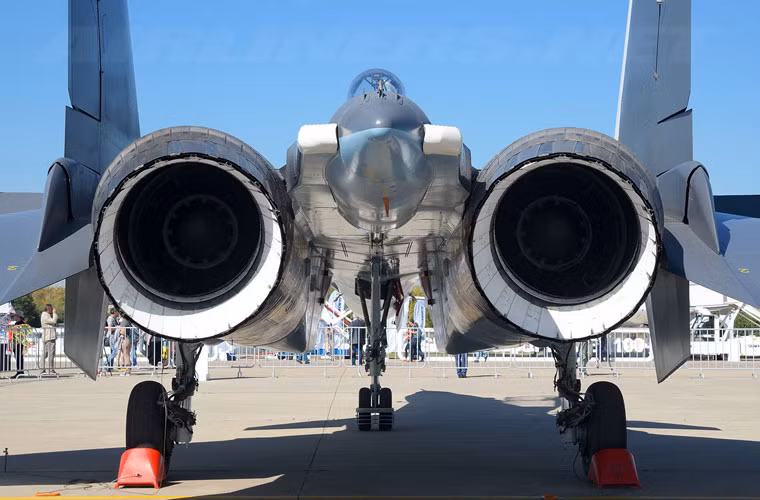 Su-30SM được trang bị cặp động cơ phản lực AL-31FP có kiểm soát véc tơ lực đẩy đem lại khả năng cơ động cao trong không chiến.