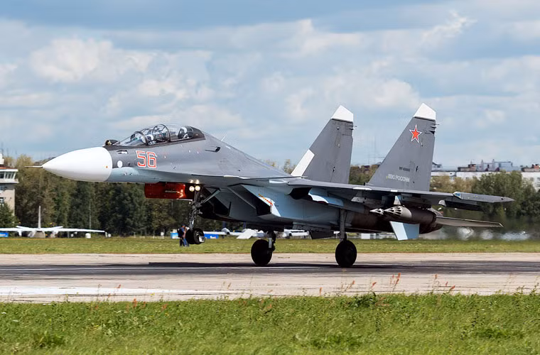 Sukhoi Su-30SM là biến thể nội địa dành cho Không quân Nga được phát triển từ Su-30MKI, MKM xuất khẩu cho Ấn Độ, Malaysia. Dẫu vậy, tất cả chúng đều có chung nền tảng cơ sở khung thân là từ dòng chiến đấu cơ Su-27 huyền thoại.