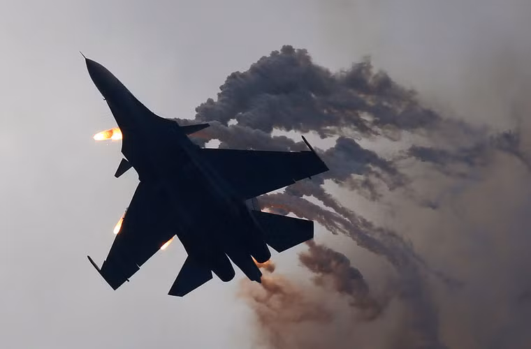 Su-30SM được thiết kế thiên về không chiến với radar mạng pha Bars-R cực mạnh cùng động cơ kiểm soát véc tơ. Vì vậy, sự có mặt của chúng ở Syria khiến giới chuyên gia quốc tế đặt dấu hỏi lớn khi mà phiến quân IS không có không quân. Mặc dù Su-30SM cũng có thể làm nhiệm vụ không đối đất hiệu quả với bom dẫn đường. Nhưng các nhiệm vụ này các máy bay Su-27SM, Su-25 của Nga hiện cũng đảm nhiệm tốt. Rõ ràng sự hiện diện của Su-30SM không khỏi khiến Mỹ, phương Tây lo ngại coi đây là dấu hiệu Nga chuẩn bị can thiệp quân sự quy mô vào Syria.