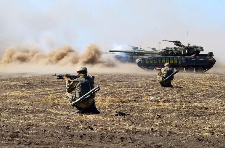 Các xe tăng T-64BV khai hỏa pháo 125mm chi viện hỏa lực đơn vị bộ binh.