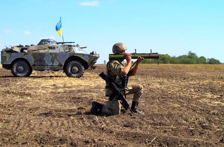 Lính Ukraine dùng súng chống tăng tiến công mục tiêu địch.