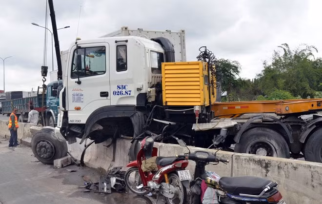 Xe dau keo dam dai phan cach, cau Phu My te liet nhieu gio