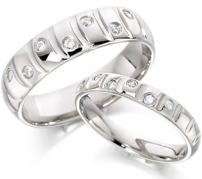 Việc chọn mua nhẫn đính hôn sớm sẽ giúp cô dâu chú rể có thời gian cân nhắc kỹ lưỡng để tìm được một cặp nhẫn hoàn hảo.