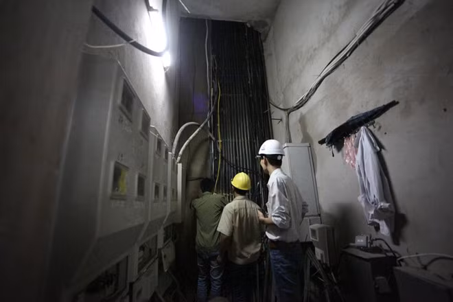  7. Hàng trăm người dân leo bộ chung cư 34 tầng. Sáng 27/5/2014, hàng trăm cư dân tòa nhà 34 tầng ở khu đô thị Xa La, quận Hà Đông khóc dở mếu dở leo bộ nhiều giờ đồng hồ do hệ thống thang máy trục trặc vào giờ đi học, đi làm. Nguyên nhân là do hệ thống thang máy bị nước chảy lênh láng từ một hộ dân tầng 16 làm chập điện thang máy. 