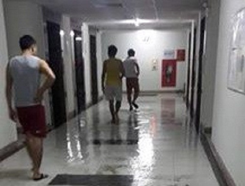 Không chỉ thế, cả 7 thang máy lúc đó đều ngừng hoạt động. Người dân lên không được, xuống không xong, phải chịu cảnh “cấm cung trên cao”. Phải đến 19h cùng ngày, sự cố vỡ đường ống nước mới được khắc phục. Theo đại diện Tập đoàn Mường Thanh, nguyên nhân dẫn tới sự cố trên là do dây cao su bị hỏng khiến đường ống cấp nước sạch bị vỡ.