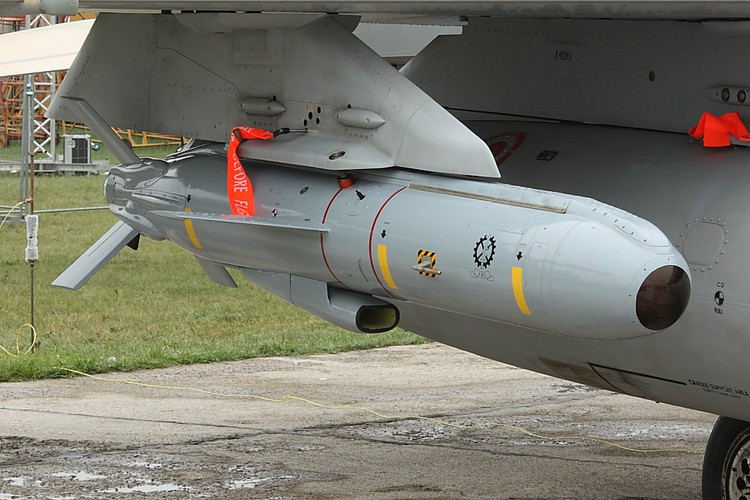 Bên cạnh đó, tồn tại ý kiến cho rằng các hệ thống tác chiến điện tử (EW) được Nga triển khai ở Syria có thể là nguyên nhân chính khiến cho tên lửa với độ chính xác cao như Delilah bắn trượt mục tiêu.