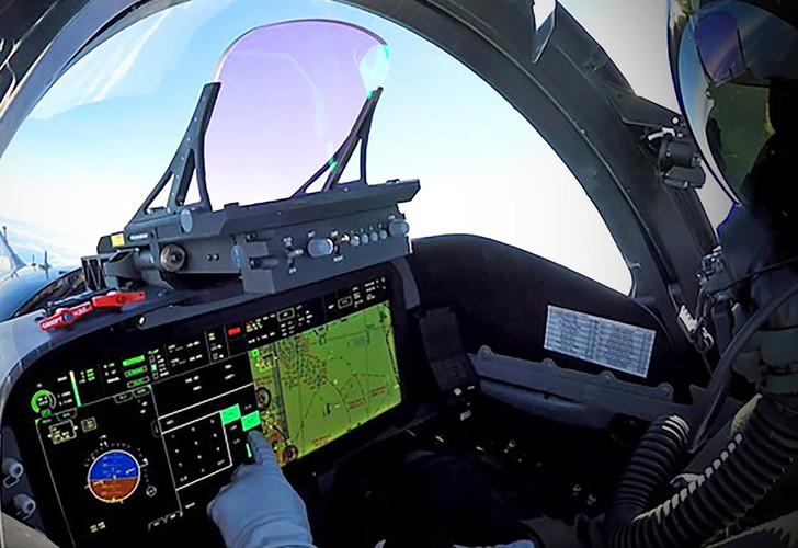 Buồng lái của F-15QA cũng được thiết kế lại, sử dụng một màn hình phẳng cỡ lớn tương tự tiêm kích tàng hình F-35, thay thế các màn hình cỡ nhỏ và đồng hồ cơ học trên mẫu F-15 nguyên bản.