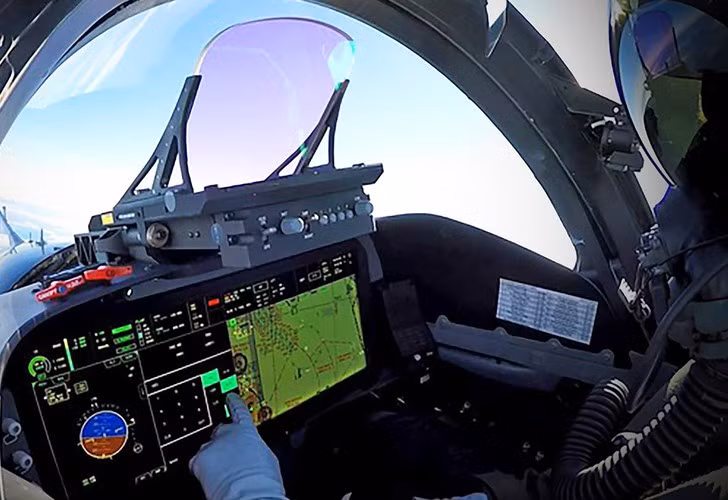 Buồng lái của F-15QA cũng được thiết kế lại, sử dụng một màn hình phẳng cỡ lớn tương tự tiêm kích tàng hình F-35, thay thế các màn hình cỡ nhỏ và đồng hồ cơ học trên mẫu F-15 nguyên bản.