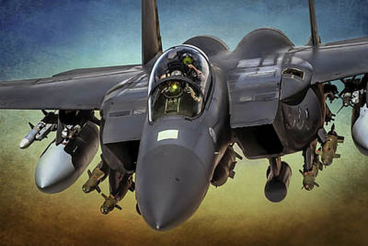 Mặt khác F-15QA còn có khả năng mang tối đa 16 tên lửa đối không tầm xa AIM-120 AMRAAM.