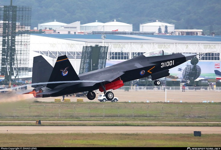 Trong tình huống như vậy, lại phát sinh thêm vấn đề nữa đó là liệu J-31 có xung đột với một chiếc tiêm kích tàng hình thế hệ năm khác của Trung Quốc là chiếc J-20 hay không?