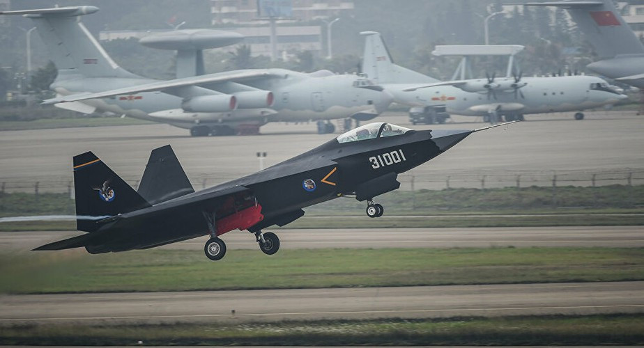 Về vấn đề này, có phán đoán cho rằng ở giai đoạn trước mắt, tiêm kích J-31 nếu được đưa vào lực lượng tác chiến sẽ vận hành từ các sân bay mặt đất cho đến khi vấn đề với động cơ được giải quyết.