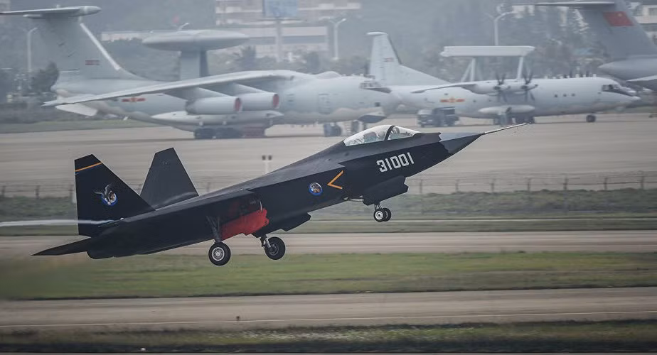 Về vấn đề này, có phán đoán cho rằng ở giai đoạn trước mắt, tiêm kích J-31 nếu được đưa vào lực lượng tác chiến sẽ vận hành từ các sân bay mặt đất cho đến khi vấn đề với động cơ được giải quyết.