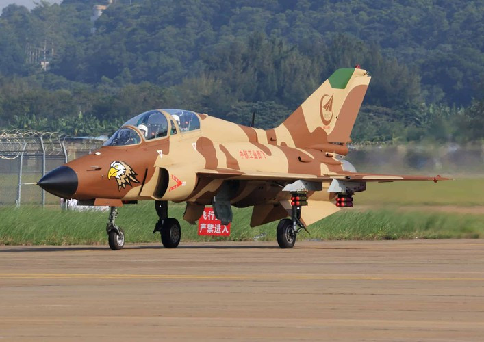 Tờ tạp chí của Malaysia cho rằng máy bay do Trung Quốc sản xuất không có cửa chống lại Không quân Hoàng gia Thái Lan nếu xảy ra trận chiến trên không với tiêm kích hạng nhẹ F-16 Fighting Falcon hoặc JAS-39C/D Gripen.