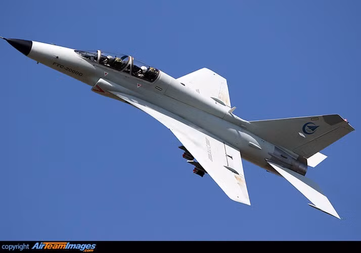 FTC-2000G có khả năng đạt tốc độ tối đa 1.100 km/h, tầm bay 833 km hoặc lên tới 2.400 km khi mang theo thùng dầu phụ, trần bay 16.000 m và được trang bị động cơ WP-13F do Trung Quốc tự sản xuất.