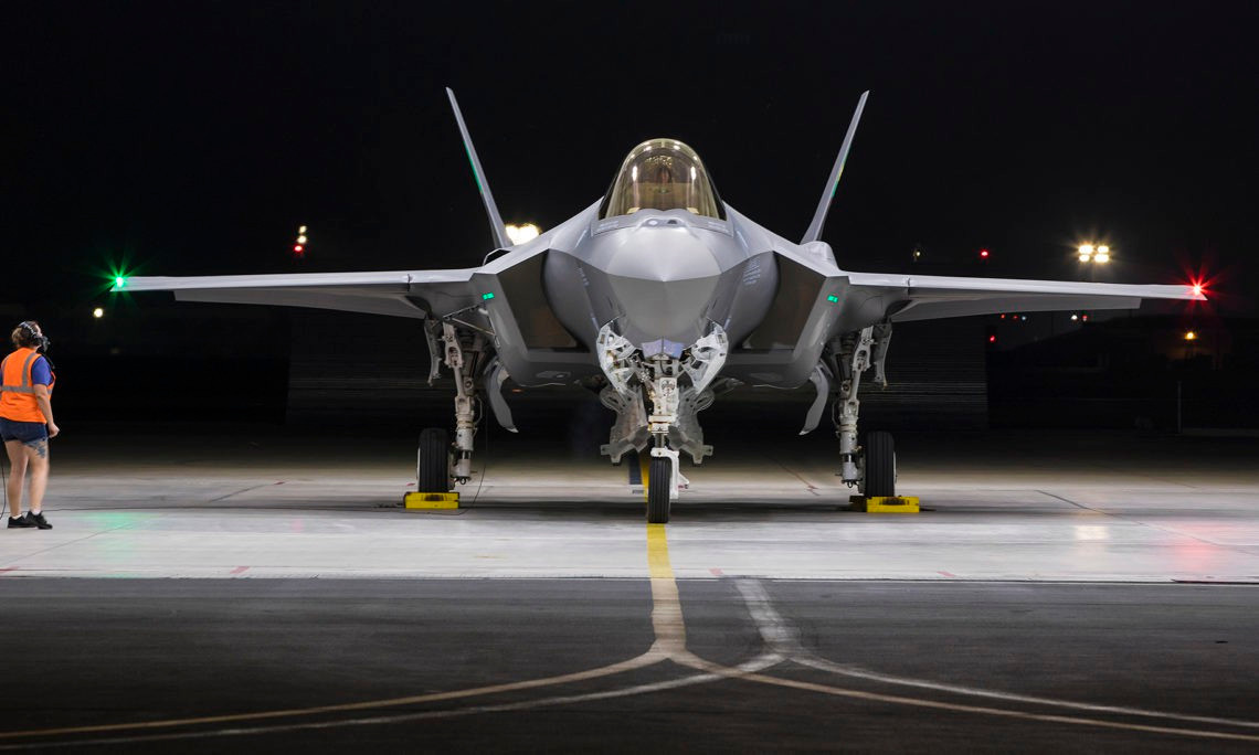 Theo kế hoạch đã được phê duyệt, từ năm 2018, không quân Na Uy sẽ nhận được 6 chiếc F-35 mỗi năm cho đến năm 2024. Tuổi thọ của máy bay chiến đấu F-35 ước tính khoảng 40 năm, tương ứng 8.000 giờ bay.