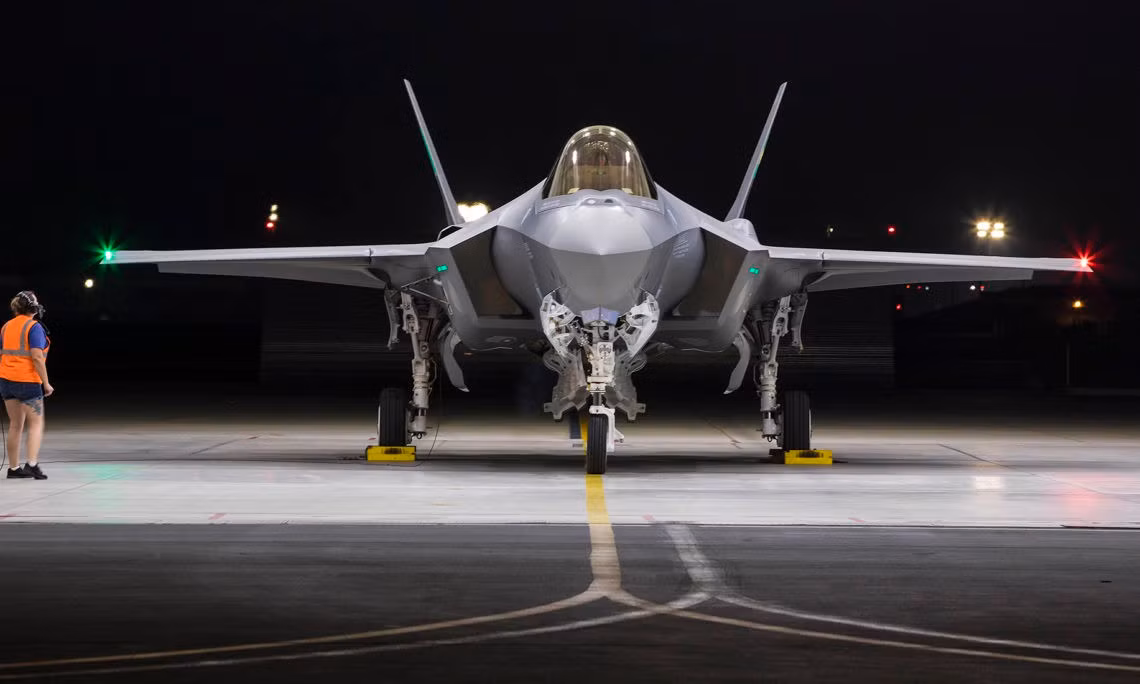 Theo kế hoạch đã được phê duyệt, từ năm 2018, không quân Na Uy sẽ nhận được 6 chiếc F-35 mỗi năm cho đến năm 2024. Tuổi thọ của máy bay chiến đấu F-35 ước tính khoảng 40 năm, tương ứng 8.000 giờ bay.