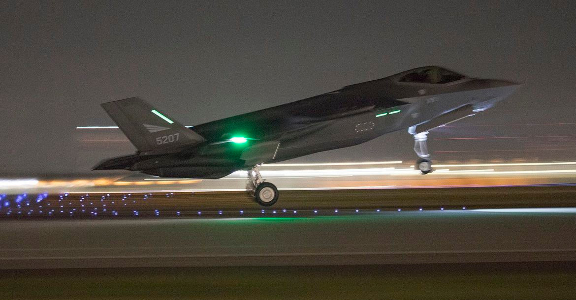 Trong khi đó, 7 chiếc F-35A khác của không quân Na Uy đã được đưa tới căn cứ Luke (Arizona), nơi chúng được sử dụng để huấn luyện phi công và nhân viên mặt đất.