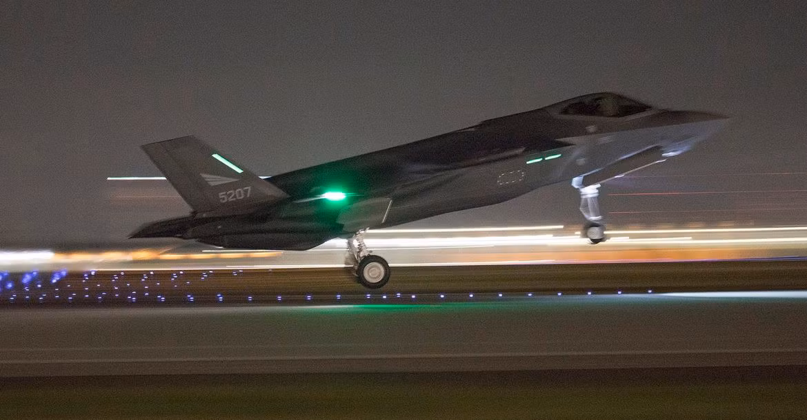 Trong khi đó, 7 chiếc F-35A khác của không quân Na Uy đã được đưa tới căn cứ Luke (Arizona), nơi chúng được sử dụng để huấn luyện phi công và nhân viên mặt đất.