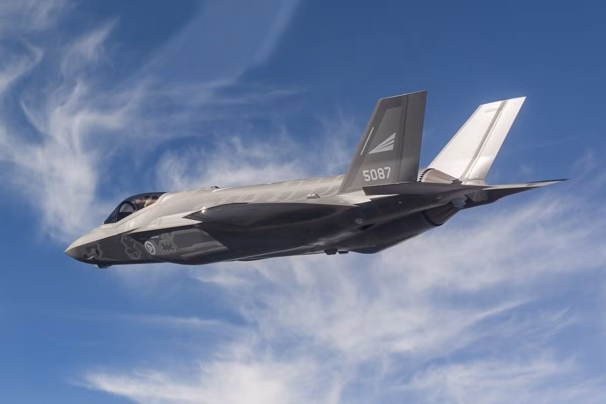 Máy bay chiến đấu F-35 đầu tiên của không quân Na Uy đã được bàn giao tại một buổi lễ tổ chức vào ngày 22/9/2015 tại căn cứ Fort Worth, Texas. Ba chiếc F-35A đầu tiên hạ cánh xuống căn cứ Erland vào ngày 3/11/2017.