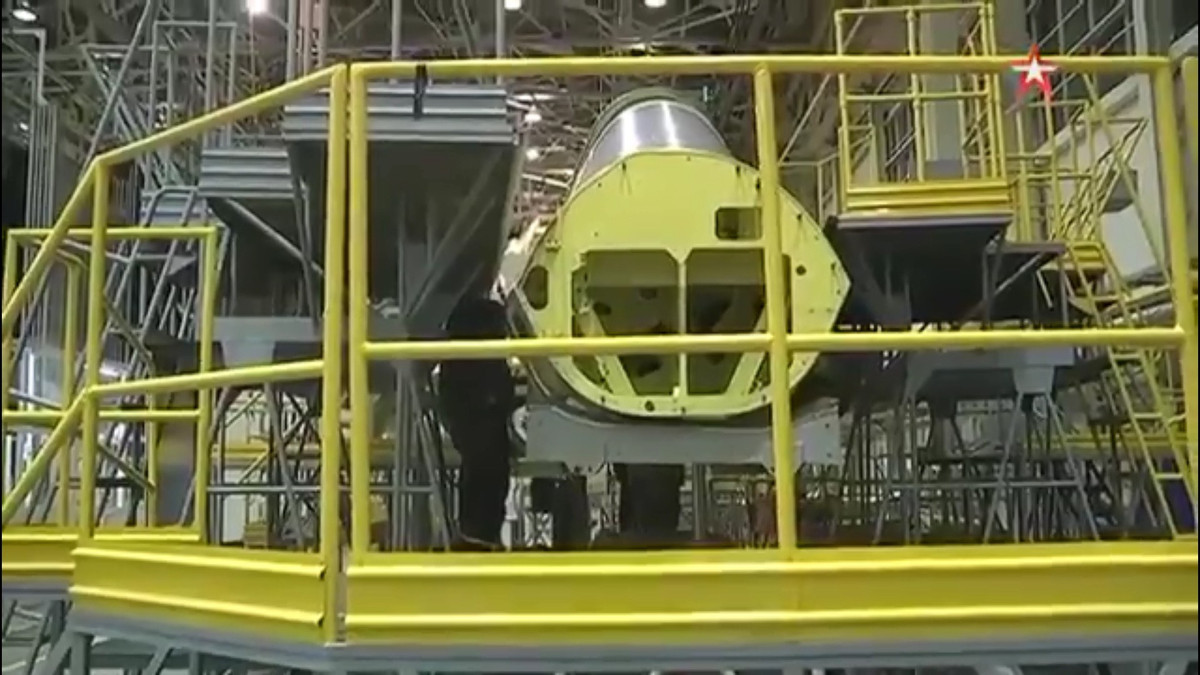 Hình ảnh đầu tiên của chiếc Su-57 được sản xuất hàng loạt đã xuất hiện trên kênh truyền hình Zvezda (Ngôi sao) vào tháng 6-2019, khi đó máy bay vẫn chưa thực sự hoàn thiện.