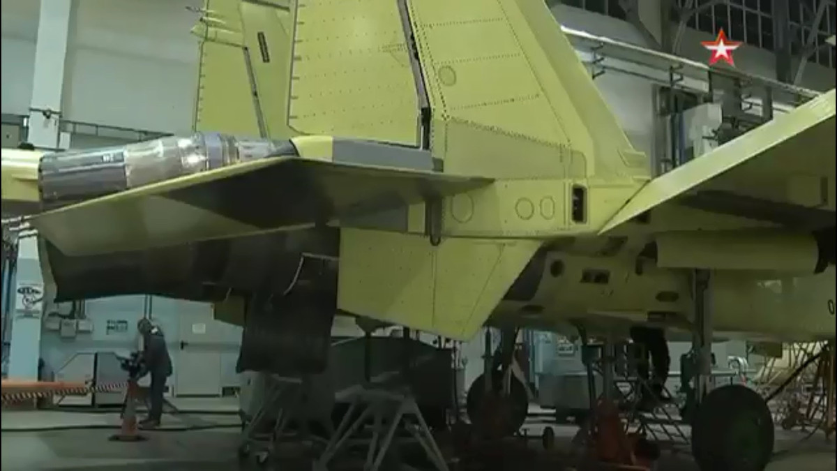 Nhưng trong đoạn video cũng vừa được Zvezda đăng tải, chiếc Su-57 này đã được đánh số hiệu 01 "Xanh", cho thấy mọi công việc chính hầu như đã hoàn tất và máy bay chuẩn bị được bàn giao.