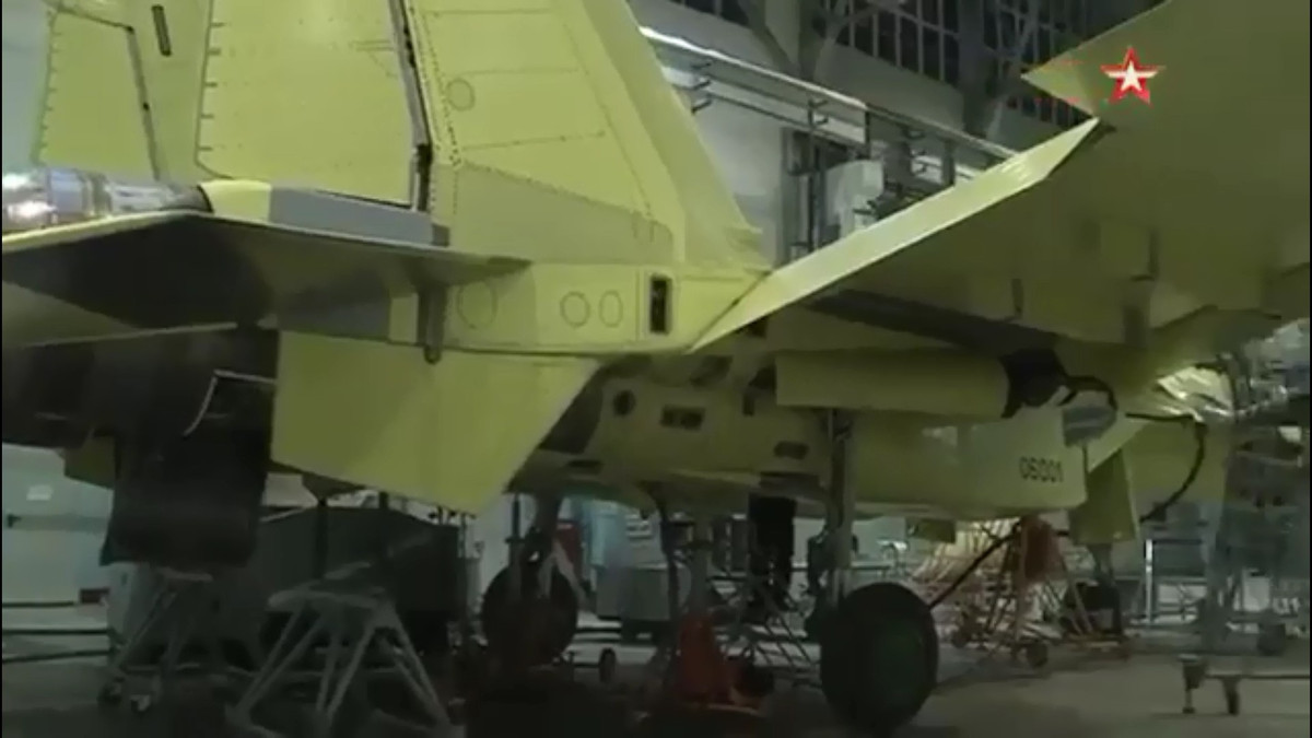 Như vậy là tính cả 11 mẫu thử Sukhoi T-50 đã được chế tạo trước đó, gia đình tiêm kích tàng hình Su-57 chuẩn bị đón chào thành viên thứ 12, đánh dấu bước tiến quan trọng khi đây là máy bay đầu tiên ra đời vì mục đích chiến đấu.