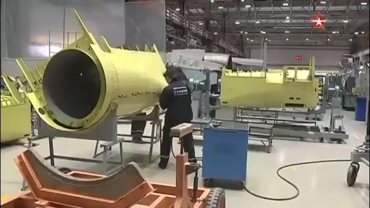 Mặc dù vậy, lô tiêm kích tàng hình Su-57 được sản xuất hàng loạt đầu tiên vẫn tạm thời sử dụng động cơ AL-41F1S dành cho tiêm kích thế hệ 4 Su-35S mà thôi.