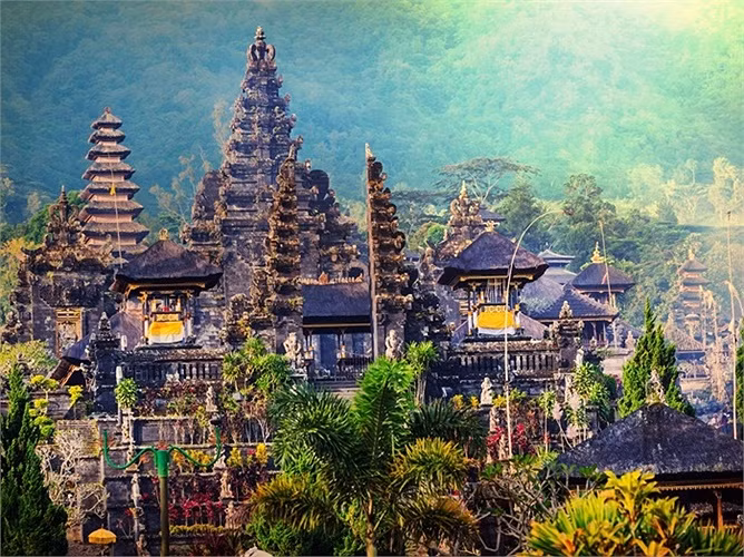 Pura Besakih thường được gọi là ngôi đền Mẹ, là ngôi đền cổ và linh thiêng nhất Bali. Nơi đây với bầu không khí tĩnh lặng, uy nghiêm nhưng vẫn mang vẻ đẹp tuyệt diệu, như một khu phức hợp nghệ thuật với kiến trúc độc đáo và khung cảnh non nước mê đắm lòng người.
