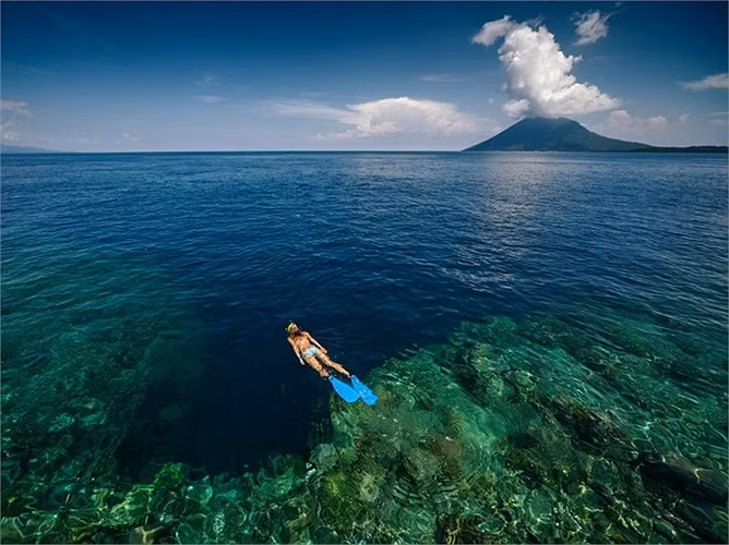 Bunaken là một hòn đảo san hô nhỏ ở Bắc Sulawesi - nơi có một bãi biển tuyệt vời cho du khách. Hầu hết du khách đến với Bunaken là lặn biển để được ngắm vẻ đẹp đáng kinh ngạc của tầng san hô bên dưới.