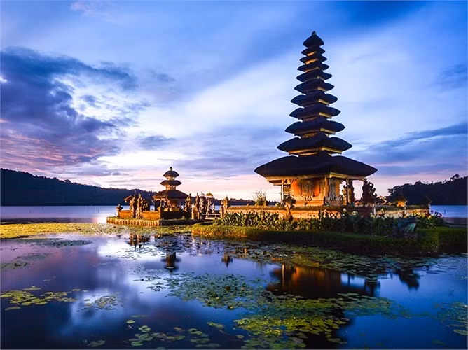 Pura Ulun Danu Bratan là một ngôi chùa nằm trên bờ hồ Bratan ở Bali. Tại đây thờ riêng nữ thần sông hồ Dewi Danu, với vẻ đẹp linh thiêng của một ngôi chùa nổi trên nước.