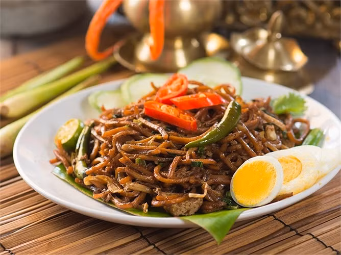 Du khách sẽ được thưởng thức món Mie Goreng - món ăn đặc trưng của Indonesia gồm mì xào thơm với tỏi, hành tây, hẹ, thịt, hải sản, ớt, trứng, rau bắp cải, cà chua và các loại gia vị khác.