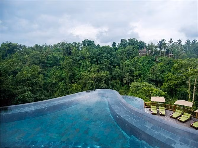 Bạn có thể ngâm mình trong một hồ bơi vô cực đa tầng tại Vườn Treo ở Ubud, với không gian bao quanh là một khu rừng tươi tốt và yên tĩnh.